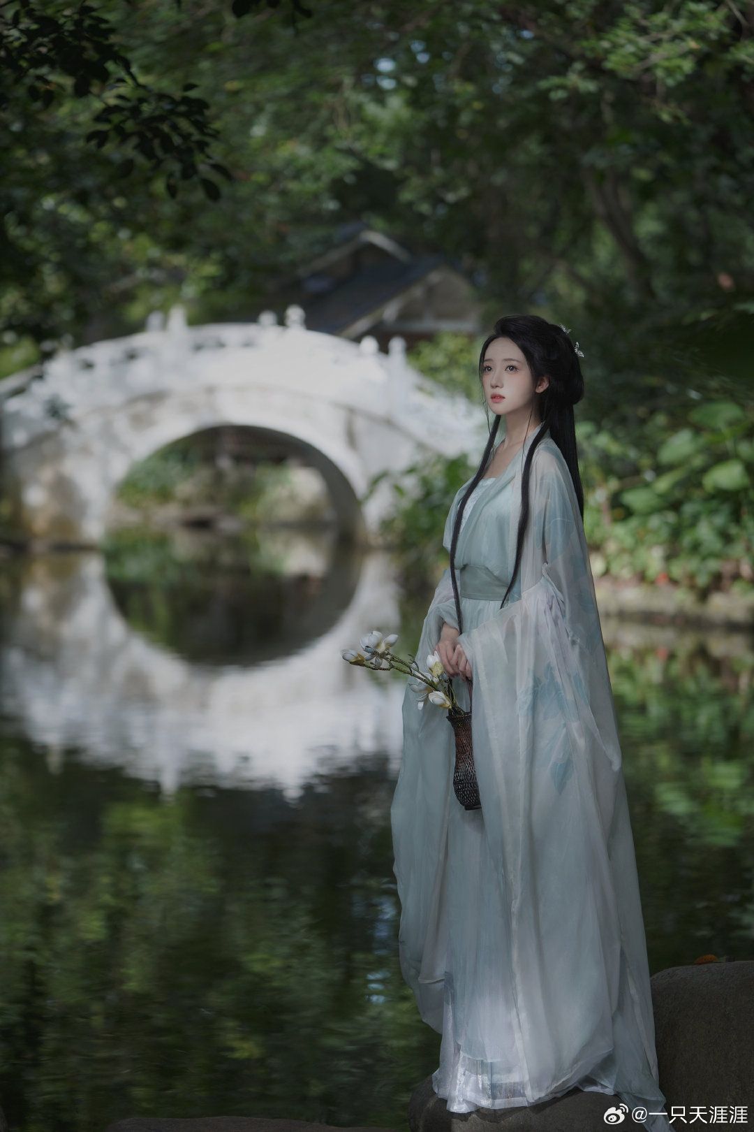 The Revival of Hanfu:A Closer Look at the Misty Blue The Revival of Hanfu:A Closer Look at the Misty Blue