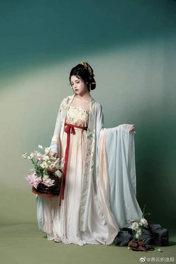 Children in Hanfu Robe Skirts:A Glimpse into Traditional Chinese Elegance Children in Hanfu Robe Skirts:A Glimpse into Traditional Chinese Elegance