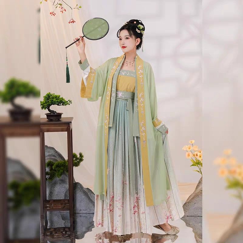 Summer in a Blooming Cheongsam Dress:The Elegance of Flower-Print Qipao Summer in a Blooming Cheongsam Dress:The Elegance of Flower-Print Qipao