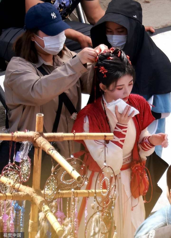 Ethereal Elegance:Womens Hanfu in a Cross-Cultural Perspective Ethereal Elegance:Womens Hanfu in a Cross-Cultural Perspective