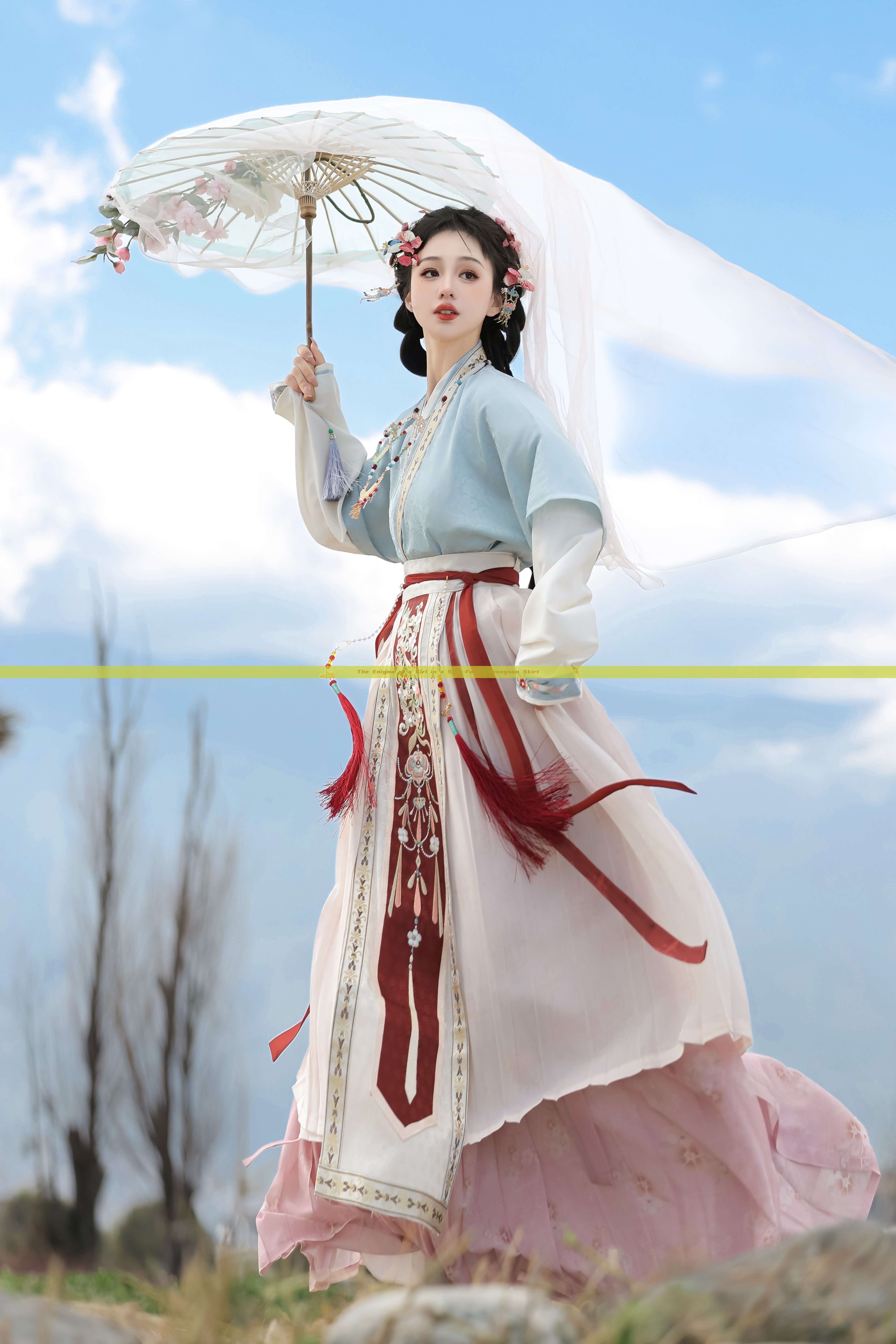 The Enigma of a Girl in a Split-Fork Cheongsam Skirt The Enigma of a Girl in a Split-Fork Cheongsam Skirt