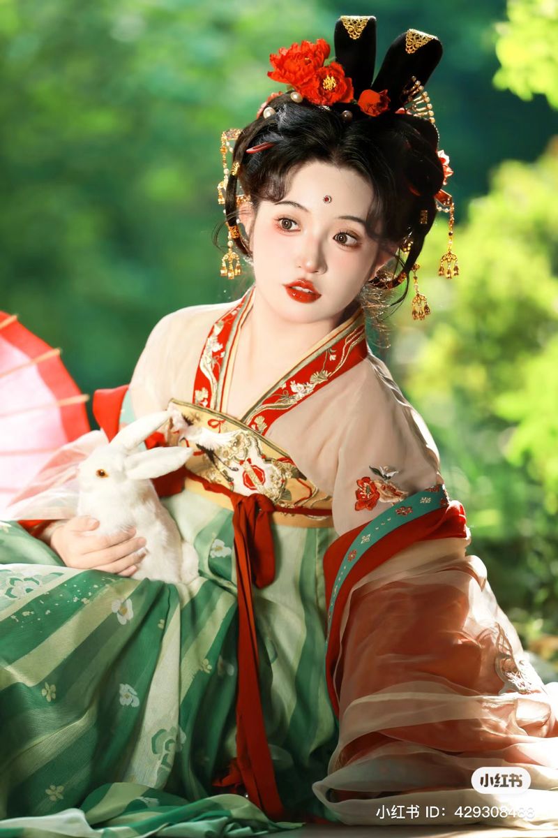 The Rise of Short-Sleeve Cheongsam:A Fashionable Blend of Traditional Elegance and Modern Attitude The Rise of Short-Sleeve Cheongsam:A Fashionable Blend of Traditional Elegance and Modern Attitude