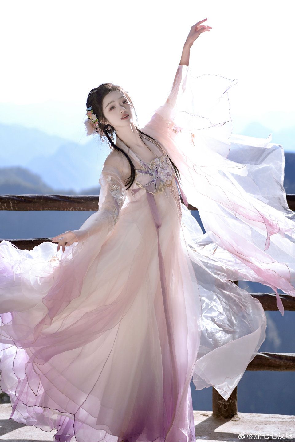 Summer-Friendly Thin-Fabric Cheongsam:A Stylish and Comfortable Choice Summer-Friendly Thin-Fabric Cheongsam:A Stylish and Comfortable Choice