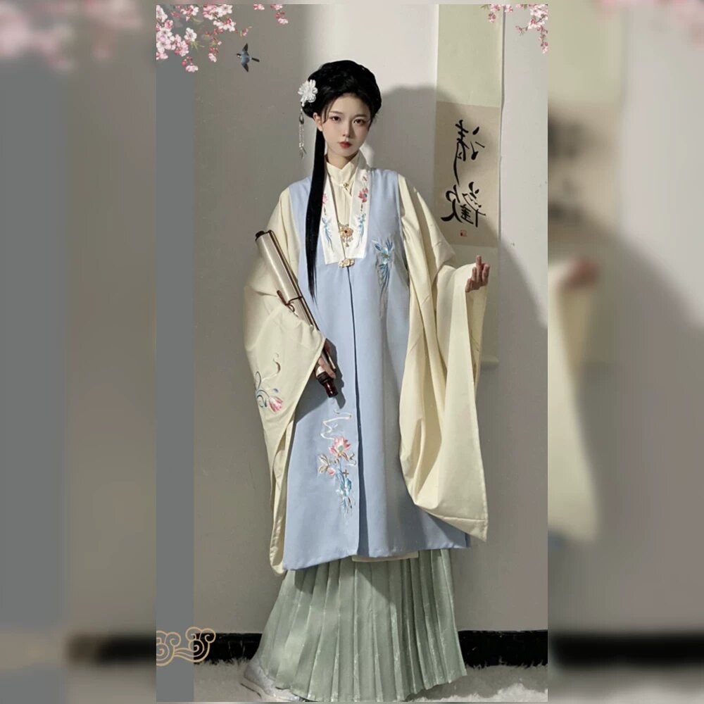 Charming Mini-Size Qipao:The Lovely Allure of a Petite Figure in Traditional Elegance Charming Mini-Size Qipao:The Lovely Allure of a Petite Figure in Traditional Elegance