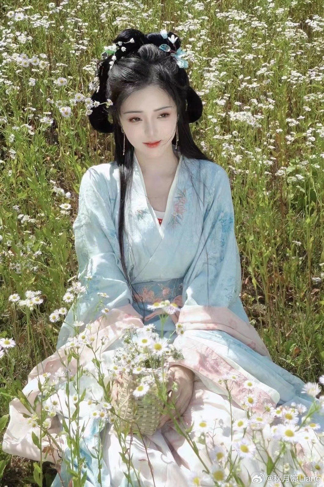 The Evolution of Halter-Style Hanfu:A Blend of Traditional Elegance and Modern Charm The Evolution of Halter-Style Hanfu:A Blend of Traditional Elegance and Modern Charm