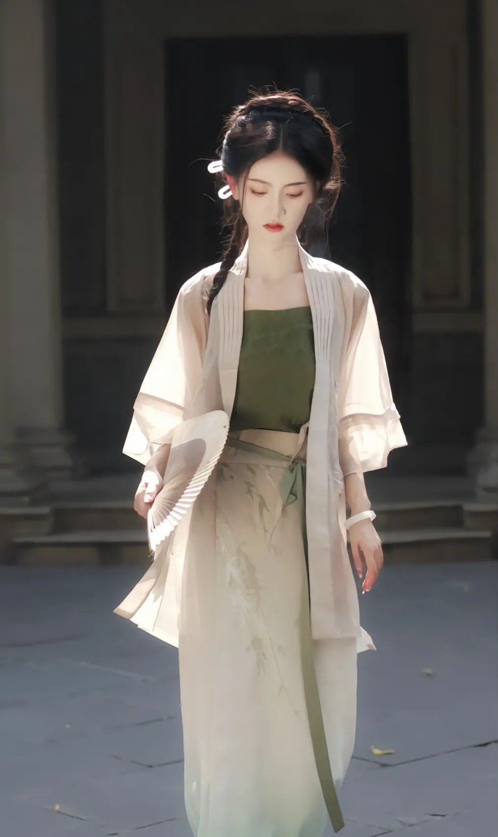 The Splendor of Hanfu Outerwear:The Grandeur of Broad-sleeved Outer Shirts The Splendor of Hanfu Outerwear:The Grandeur of Broad-sleeved Outer Shirts