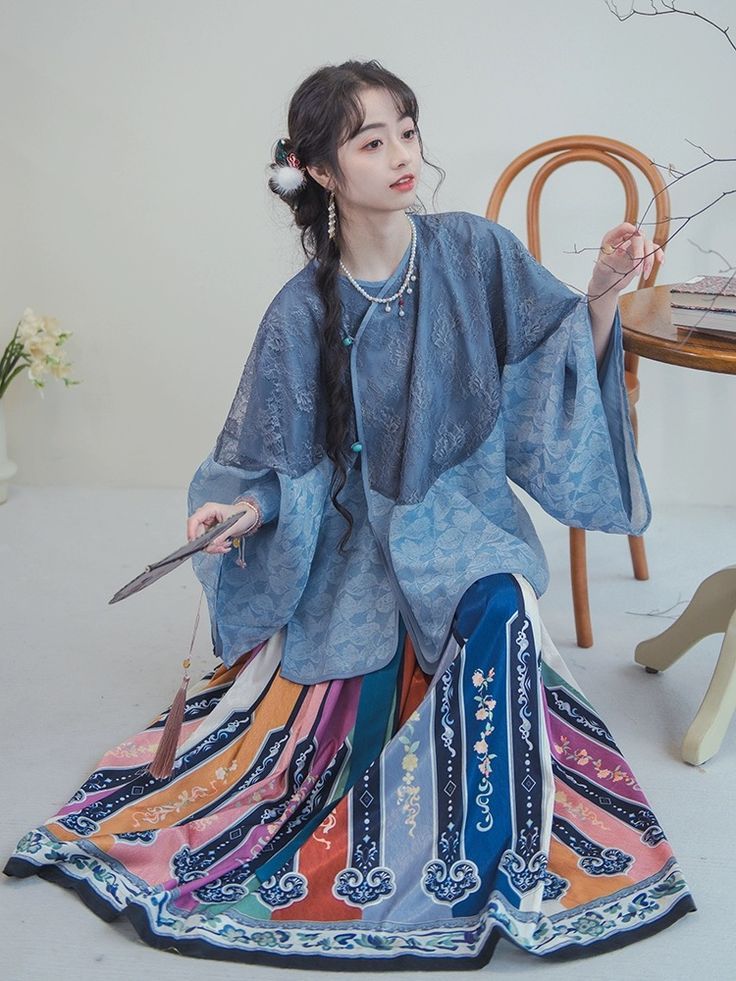 The Revival of Hanfu:Embracing Modernity without Forgetting the Past The Revival of Hanfu:Embracing Modernity without Forgetting the Past